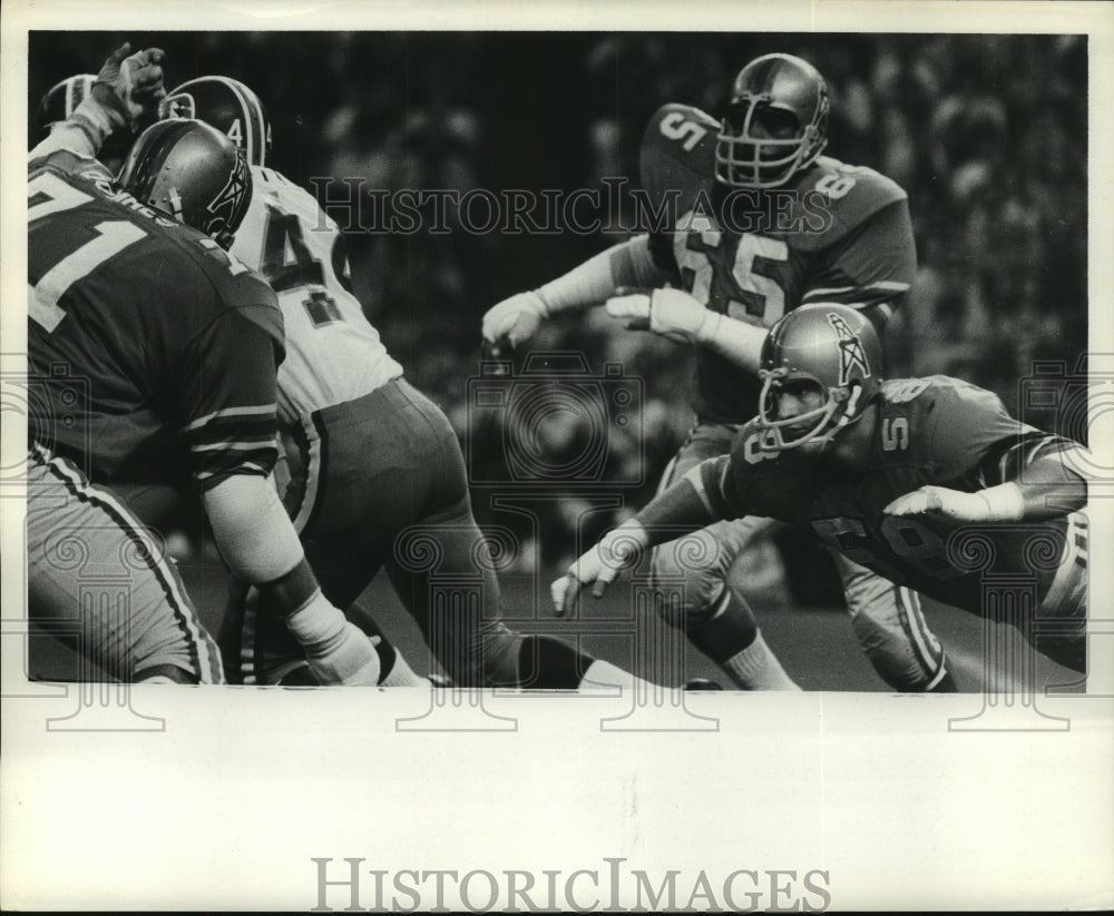 1970 Press Photo Houston Oilers defense pursues a Denver Broncos&#39; running back.- Historic Images