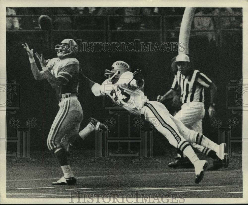 1970 Press Photo Oilers' receiver catches ball in front of Bengals' defender. - Historic Images