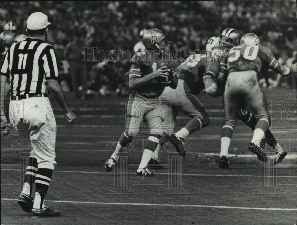 1970 Press Photo Houston Oilers&#39; quarterback Charlie Johnson drops back to pass - Historic Images