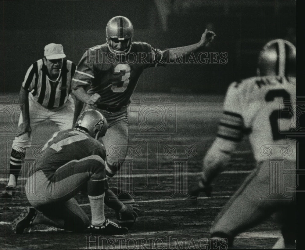 1970 Press Photo Houston Oilers&#39; place kicker Roy Gerela attempts a field goal.- Historic Images