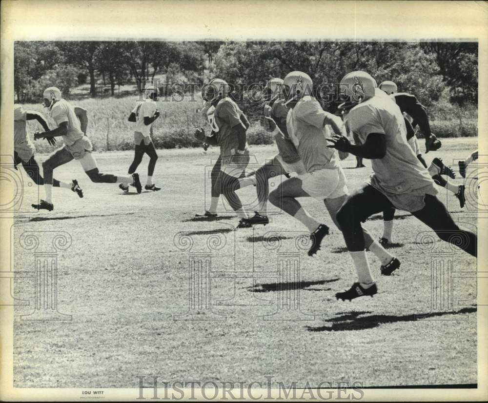 1970 Press Photo Houston Oilers football players during practice session- Historic Images