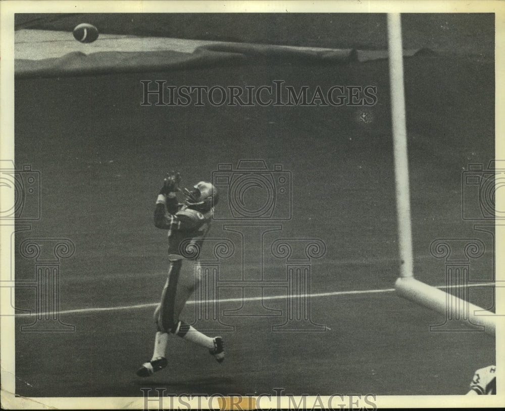 1970 Houston Oilers' wide receiver Jerry LeVias has eyes on TD pass. - Historic Images