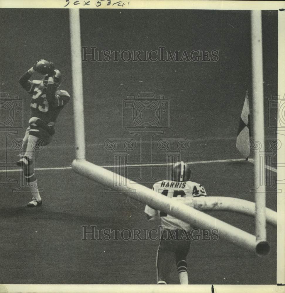 1970 Press Photo Oilers player Harris watches opponent make football play - Historic Images