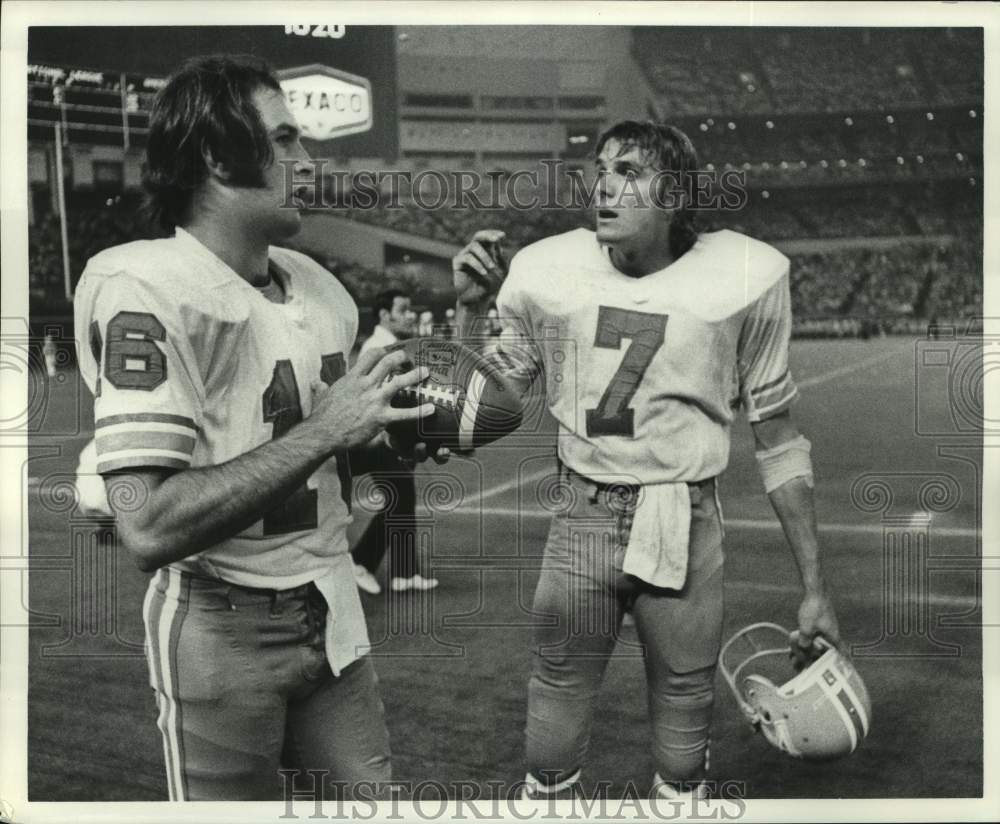 Press Photo Houston Oilers players chat during football game - hcs09436 - Historic Images