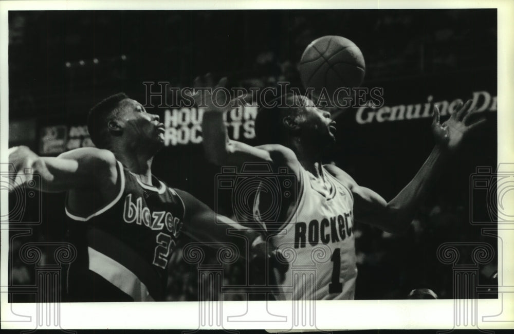 1990 Press Photo Rockets Buck Johnson; Blazers Jerome Kersey battle for rebound - Historic Images