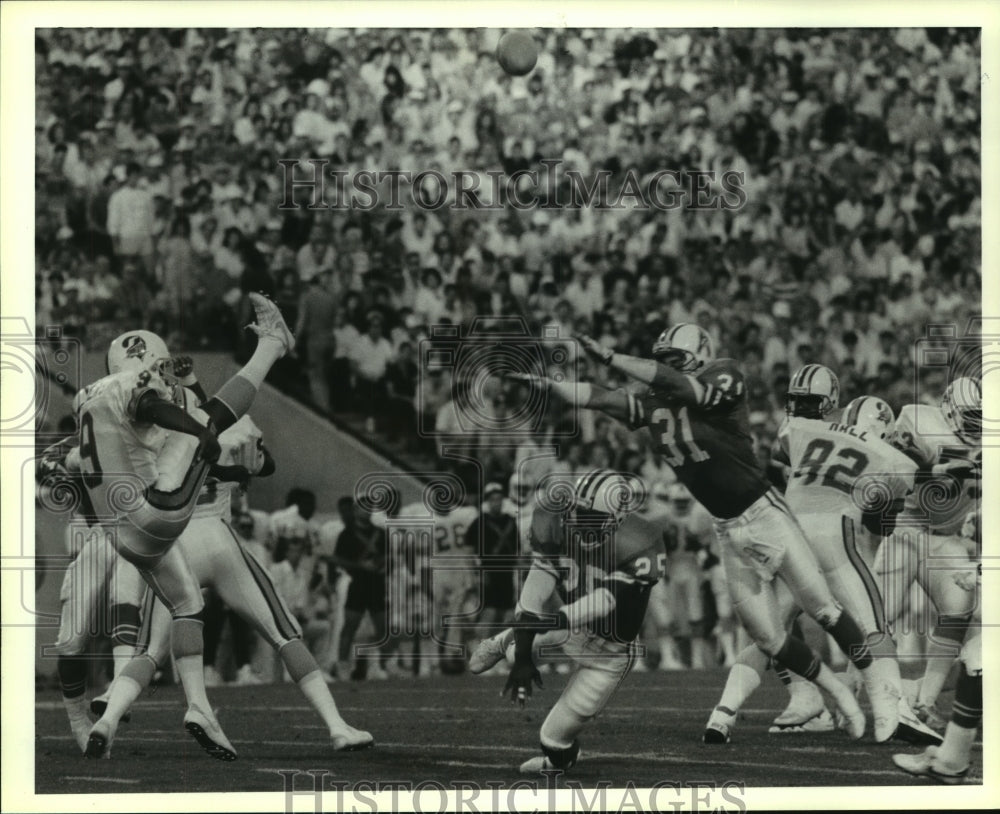 1989 Press Photo Houston Oilers defenders dive to block Tampa Bay punt. - Historic Images