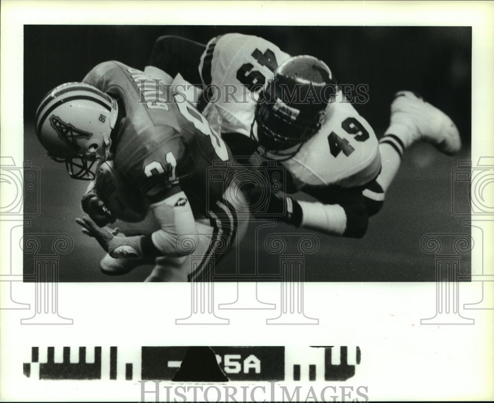 1990 Press Photo Oilers&#39; receiver Givins is tackled by Jets&#39; Travis Curtis.- Historic Images