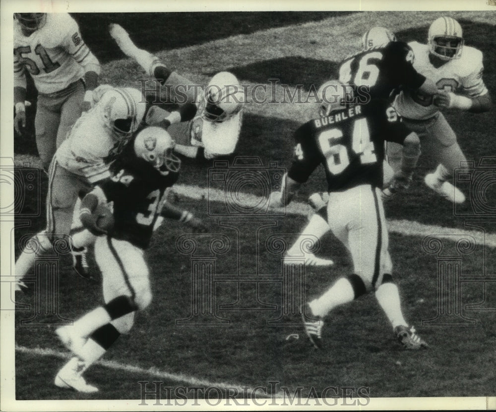 1975 Oakland Raiders' Harold Hart runs around end for a touchdown. - Historic Images