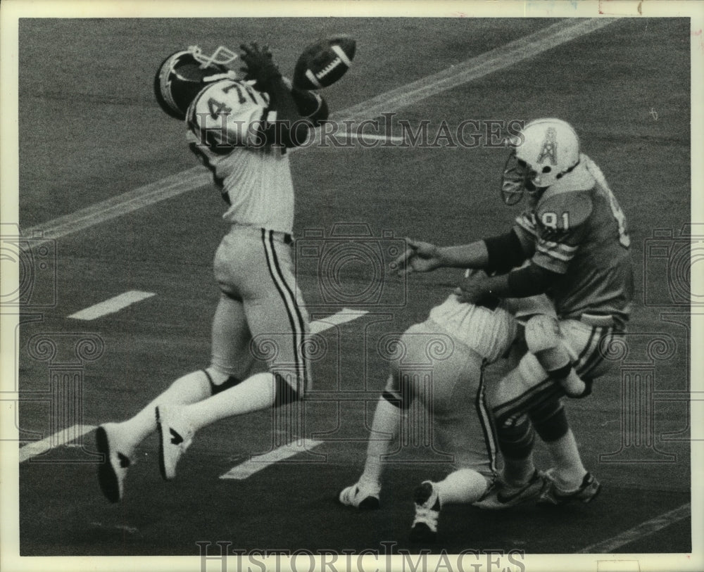 1975 Press Photo Oilers&#39; tight end John Sawyer is hit hard and loses football.- Historic Images