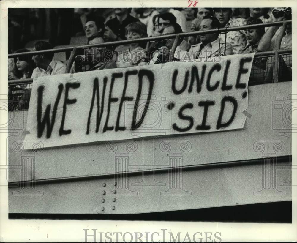 1976 Press Photo Houston Oilers fans with banner during football game - Historic Images