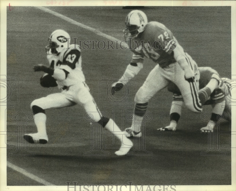 1976 Press Photo Jets&#39; running back Jazz Jackson runs away from Oilers&#39; defense.- Historic Images