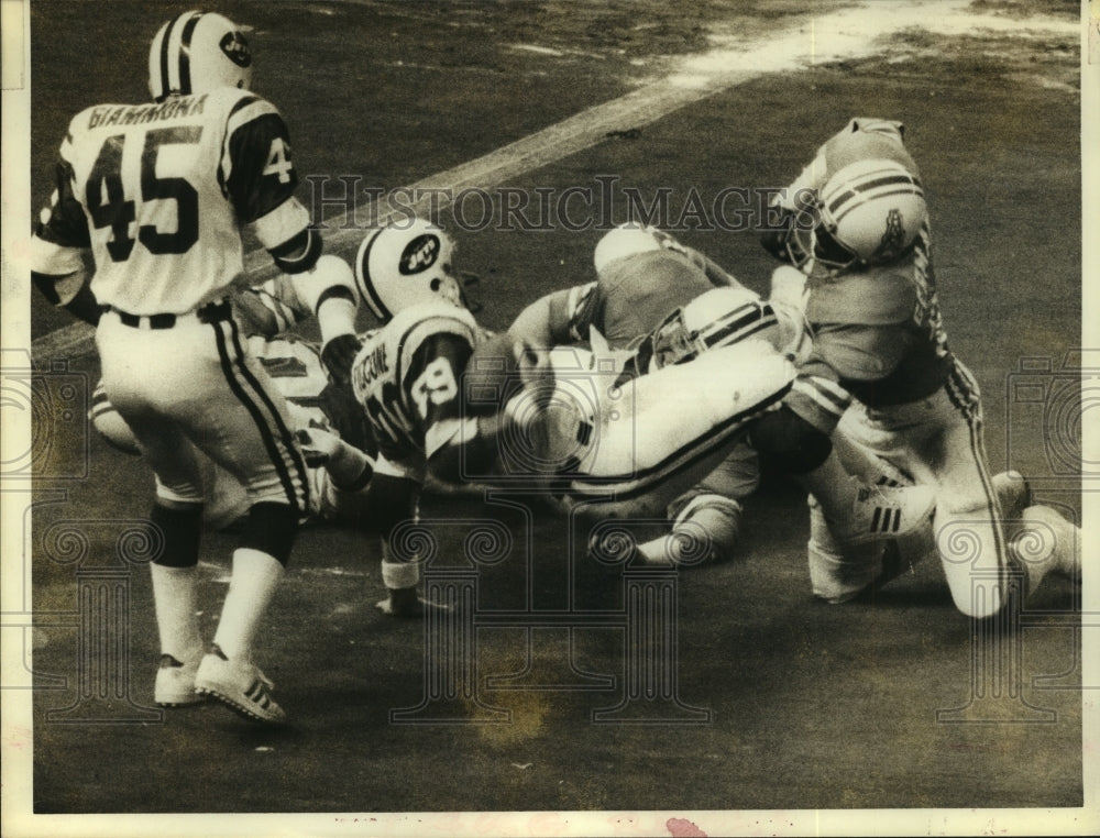 1975 Press Photo Houston Oilers' Willie Germany brings down Jets' ball carrier. - Historic Images