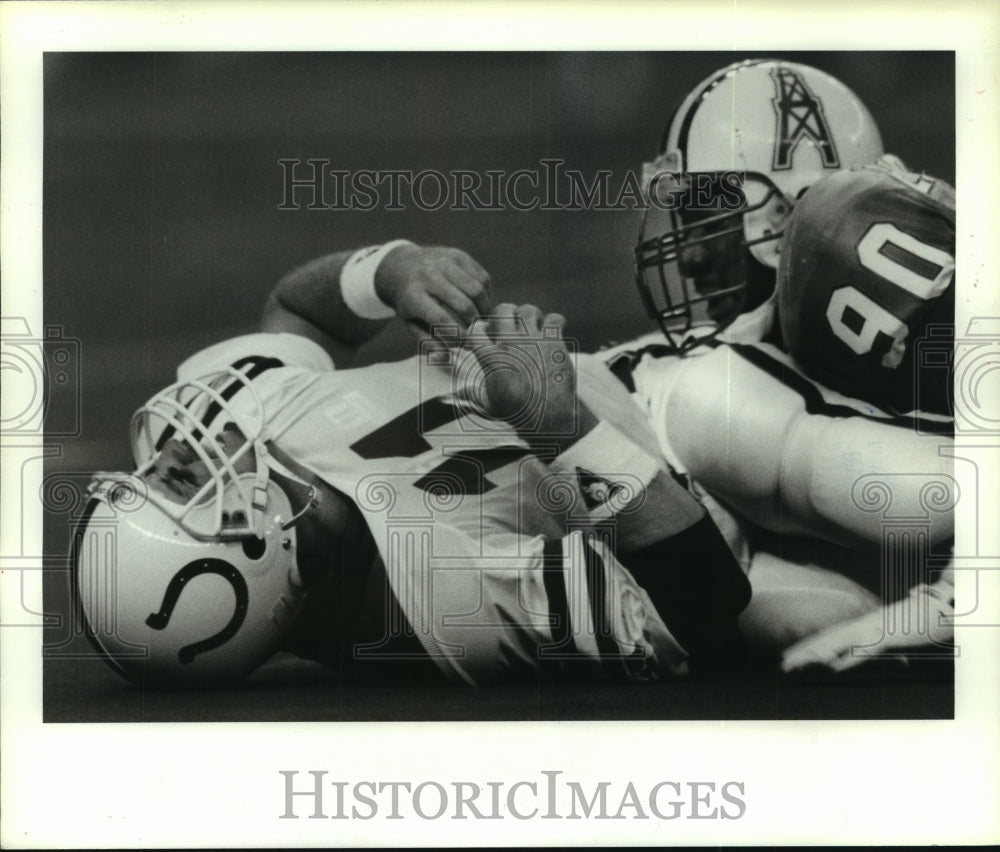 1990 Press Photo Oilers&#39; Ezra Johnson nails Colts&#39; quarterback Jeff George.- Historic Images