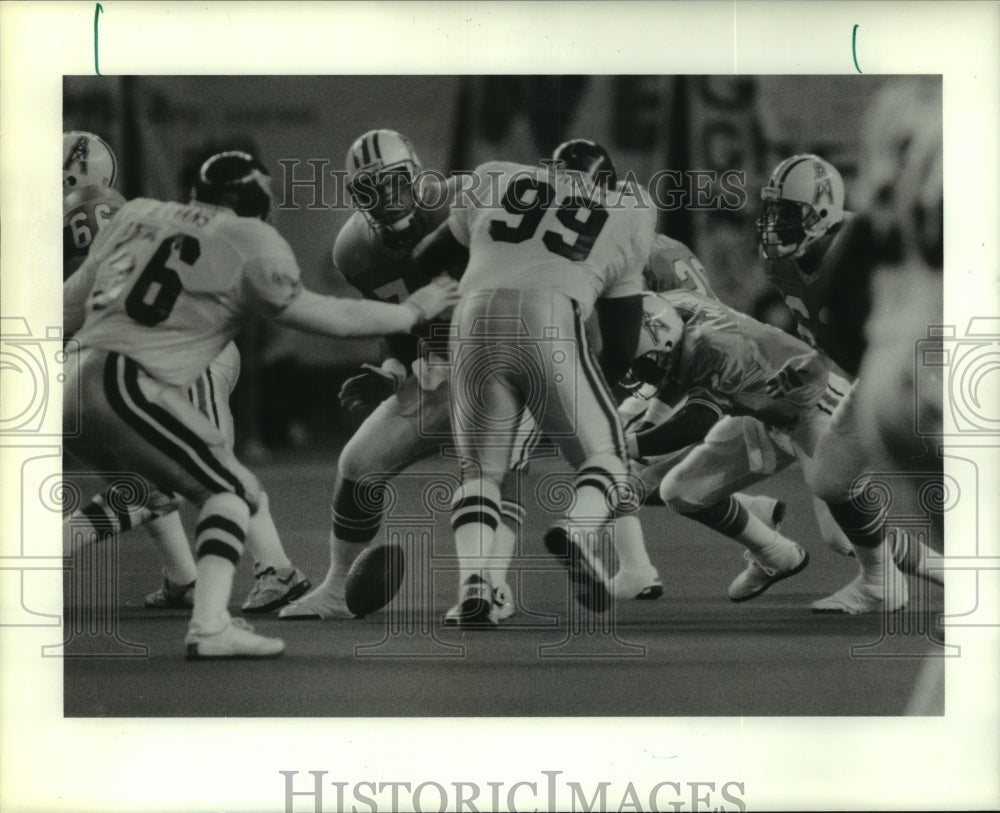 1991 Press Photo Oilers&#39; quarterback Warren Moon fumbles in game against Eagles.- Historic Images