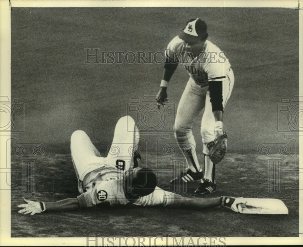 1975 Press Photo Astros&#39; catcher Cliff Johnson slides into second against Padres - Historic Images