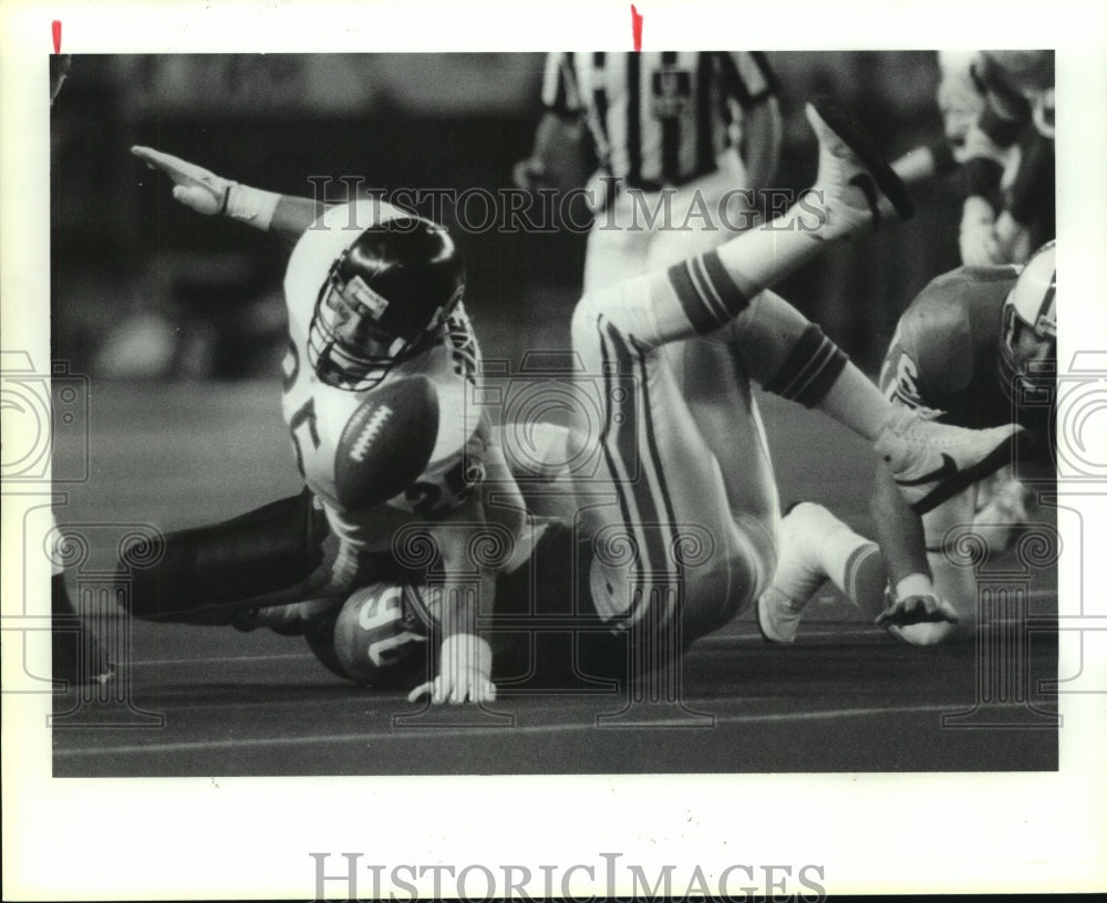 1992 Press Photo Bears&#39; Brad Muster goes for ball after Oilers&#39; Sean Jones hit.- Historic Images