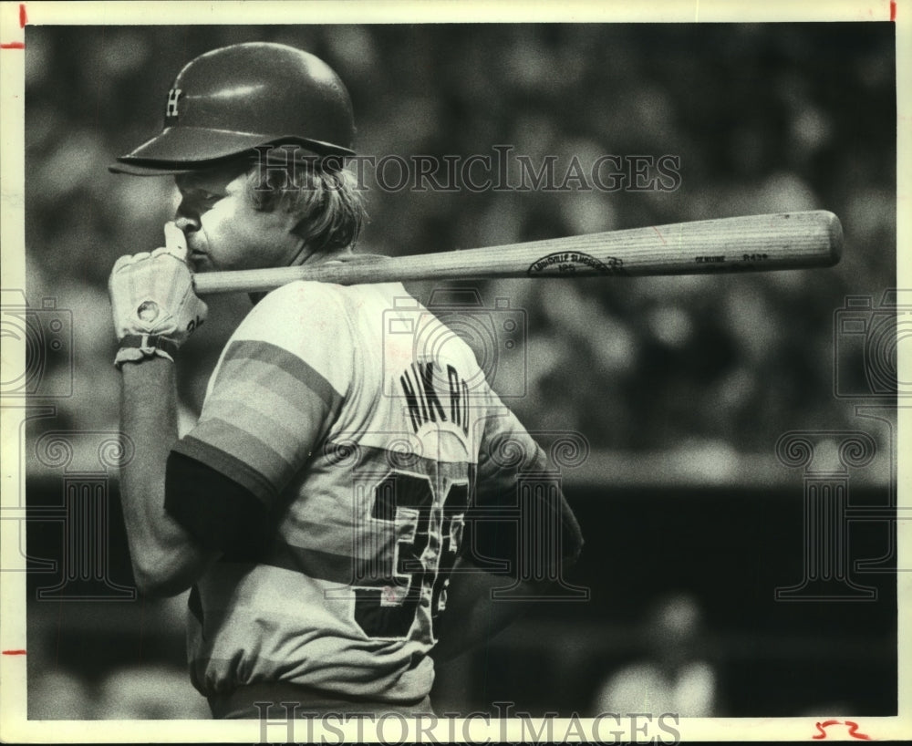 1979 Press Photo Houston Astros&#39; pitcher Joe Niekro waits for his turn at bat.- Historic Images