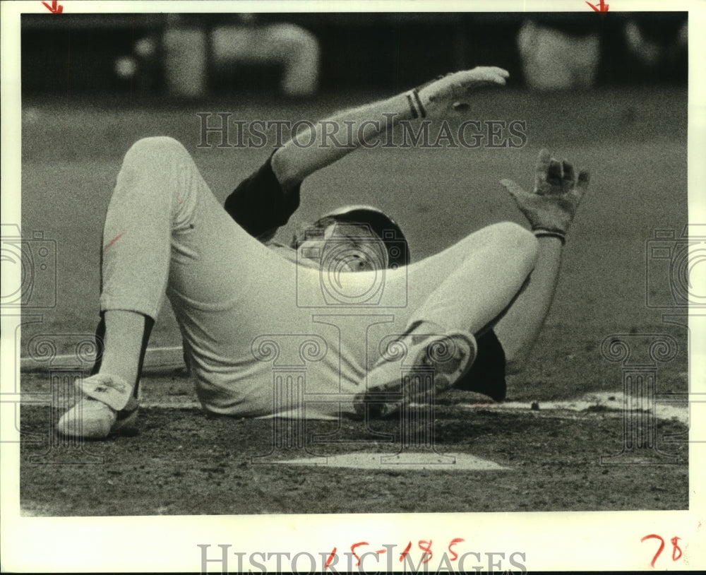 1983 Press Photo Astros&#39; pitcher Joe Niekro goes down after hitting ball to leg.- Historic Images