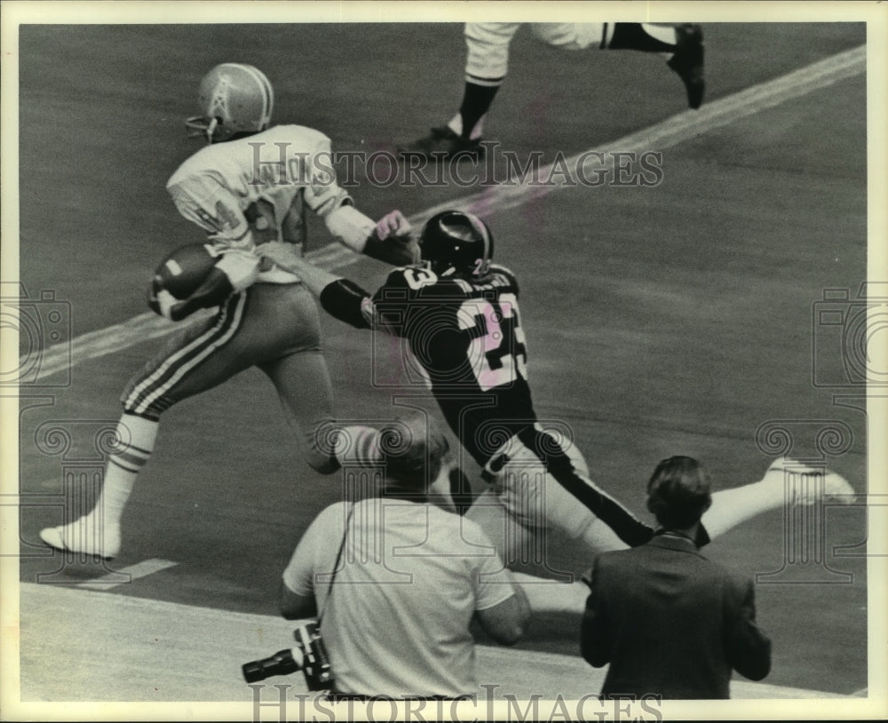 1974 Press Photo Oilers&#39; Billie Johnson slips a Steelers tackle for a touchdown.- Historic Images