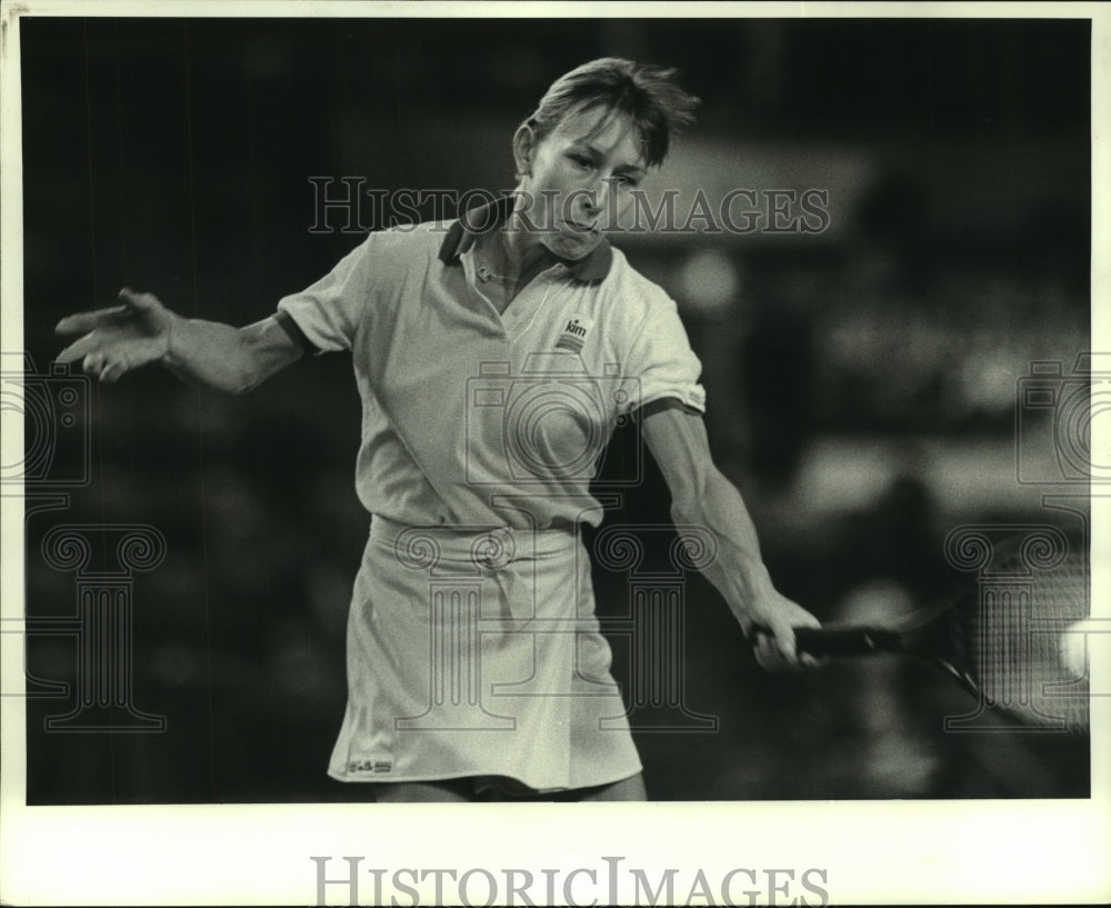 1983 Press Photo Pro tennis player Martina Navratilova prepares to hit forehand- Historic Images