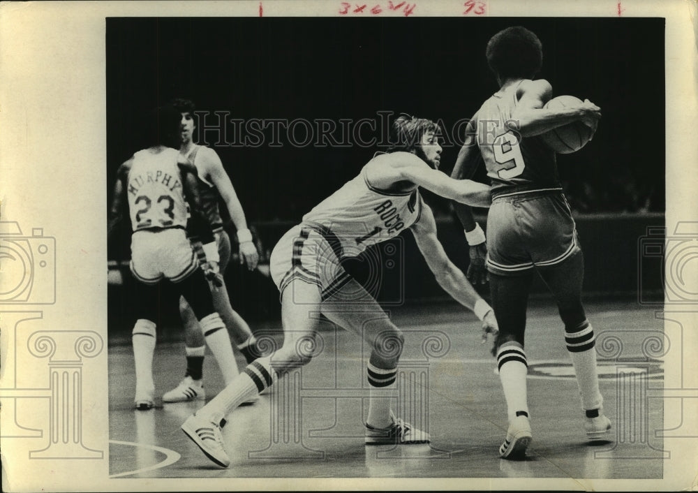 1974 Press Photo Houston Rockets Mike Newlin reaches in to grab the basketball. - Historic Images