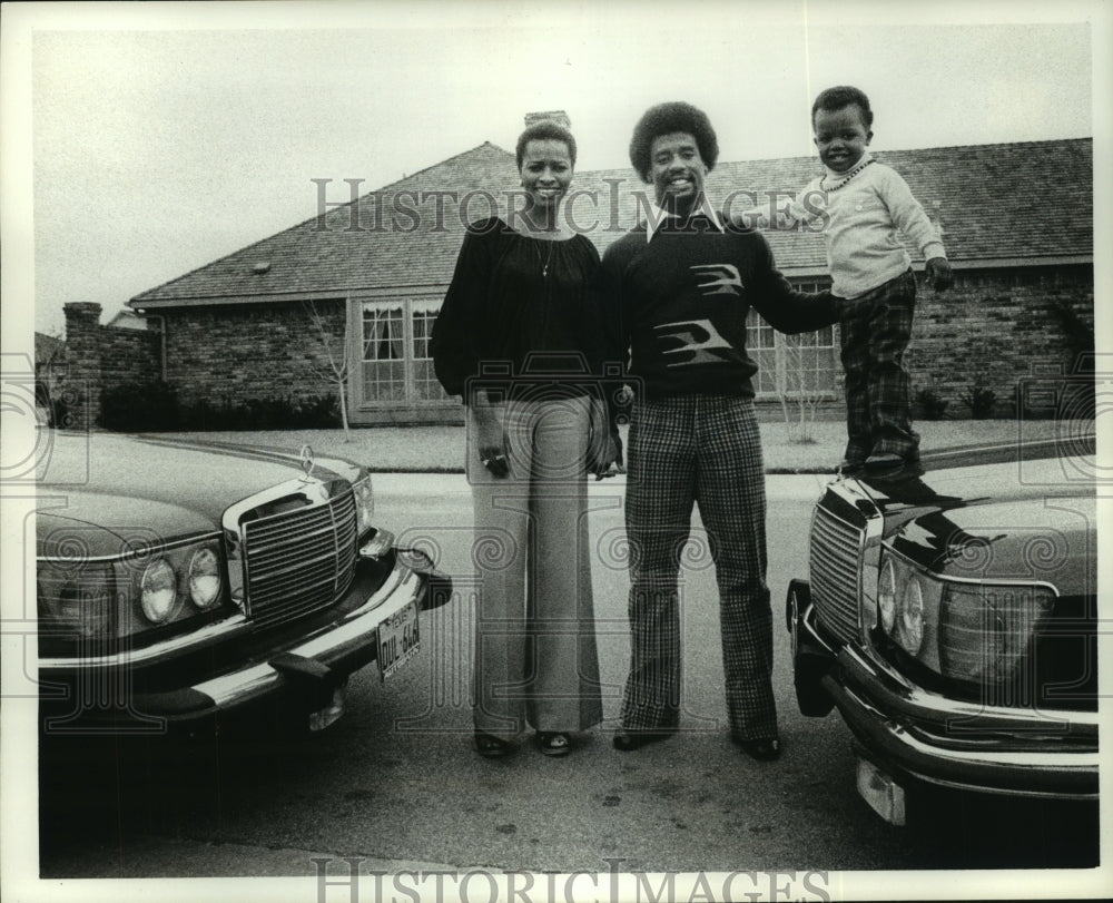 1978 Press Photo Dallas Cowboys' Robert Newhouse outside his home with family- Historic Images