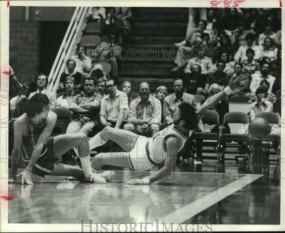 1977 Press Photo Houston rockets' Mike Newlin hits floor chasing loose ball.- Historic Images