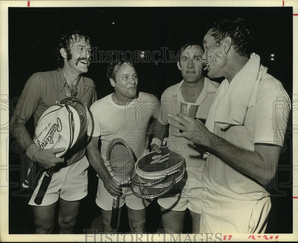 1974 Press Photo Tennis players listen as pro John Newcombe talks politics.- Historic Images