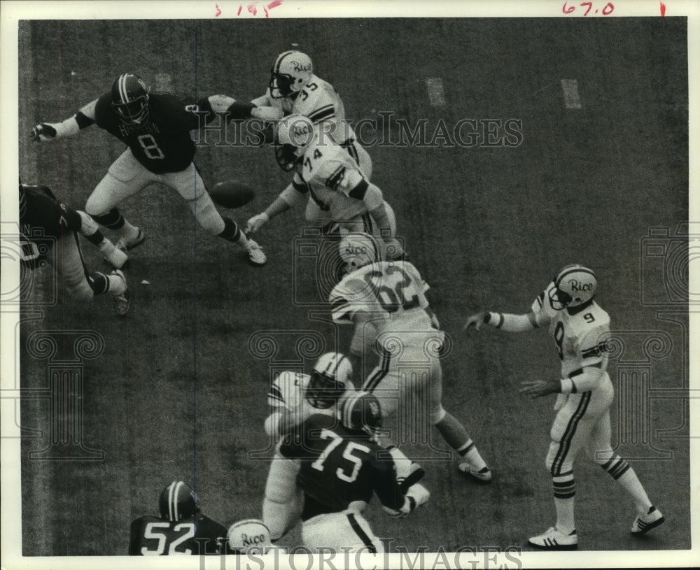 1976 Press Photo Rice University&#39;s Tommy Kramer throws a pass against Houston.- Historic Images