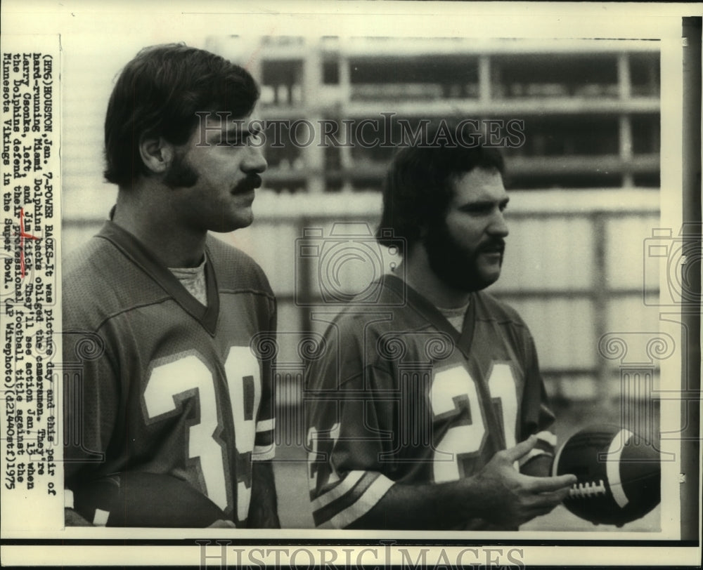 1975 Press Photo Miami Dolphins Larry Csonka &amp; Jim Kiick at Super Bowl media day - Historic Images