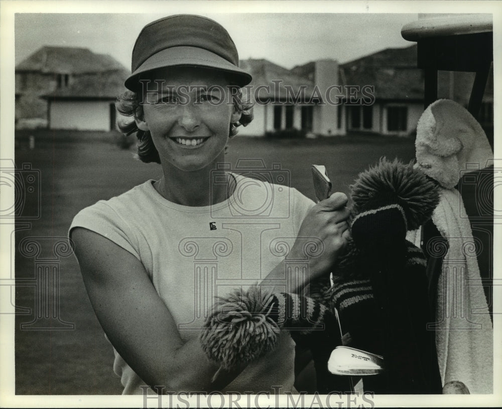 1978 Press Photo Golfer Phillis Kwedar selects her next club - hcs09845- Historic Images