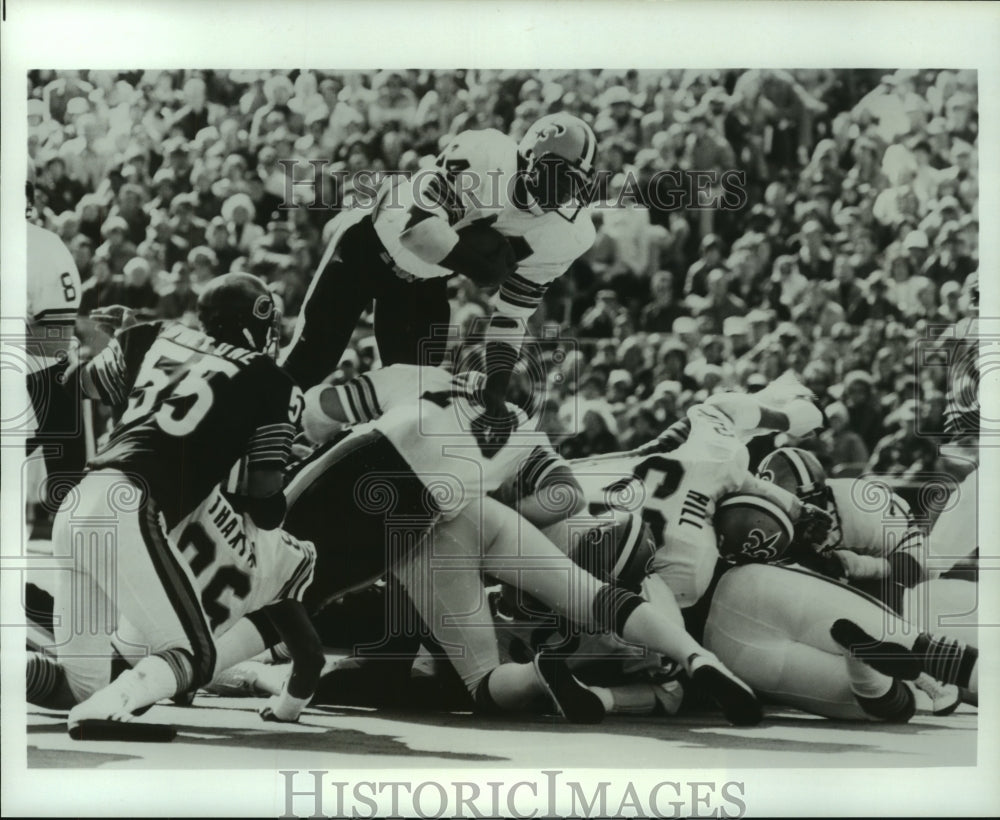 Press Photo New Orleans Saints fullback Tony Galbreath dives over Bears line. - Historic Images
