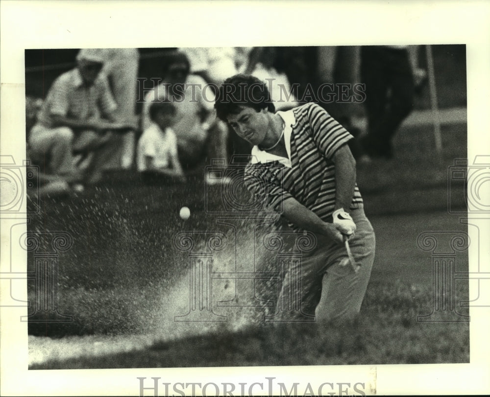 1988 Press Photo Pro golfer Jim Nelford hits out of sand trap on 8th hole.- Historic Images