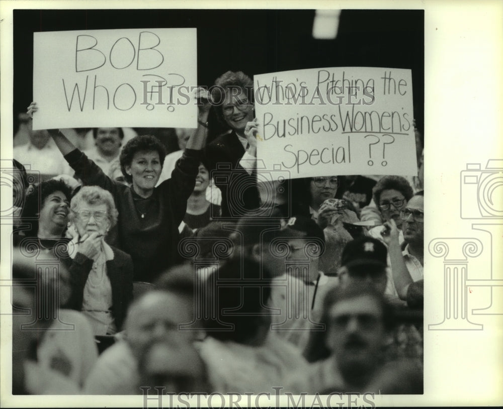 1988 Press Photo Houston Astros&#39; fans hold signs heckling pitcher Bob Knepper.- Historic Images