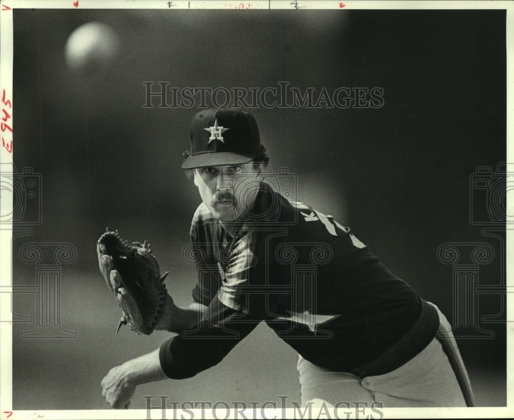 1984 Press Photo Veteran Houston Astros&#39; pitcher Bob Knepper delivers a pitch,- Historic Images