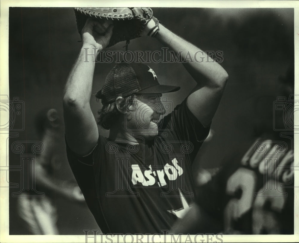 1983 Press Photo Houston Astros&#39; Ray Knight works at first in spring training. - Historic Images