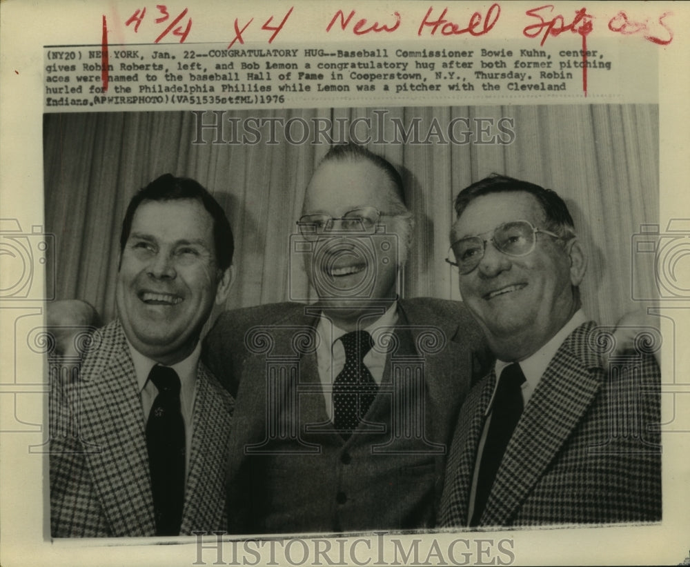 1976 Press Photo Bowie Kuhn hugs Hall of Fame inductees Robin Roberts, Bob Lemon- Historic Images