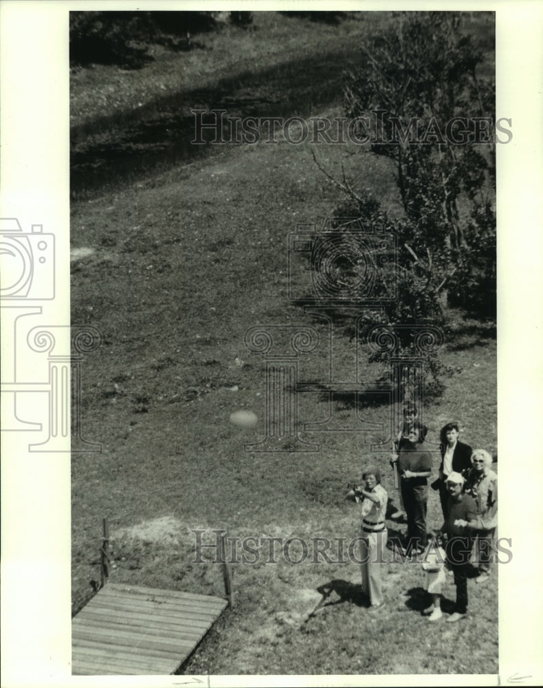 1989 Press Photo Ladies hot fire at Ladies Charity Classic clay shooting tourney- Historic Images