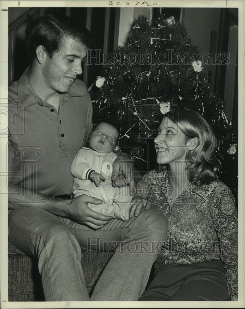 1971 Press Photo University of Houston football player Bob Kyle with family. - Historic Images