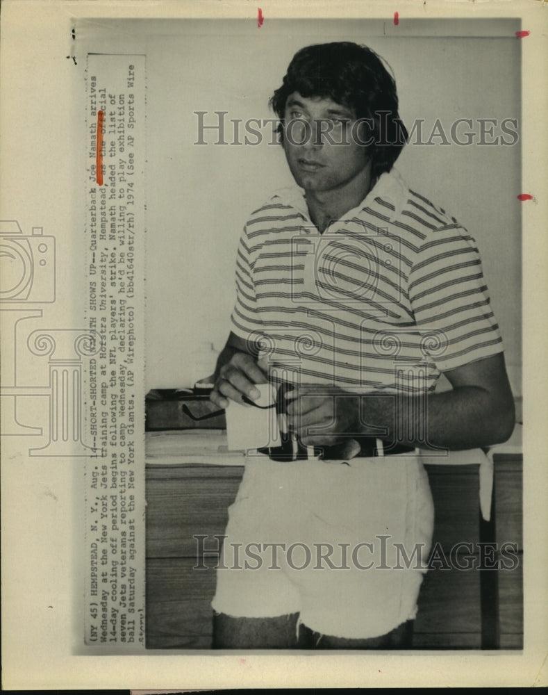 1974 Press Photo Quarterback Joe Namath arrives at training camp after strike.- Historic Images