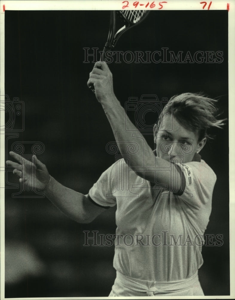 1983 Press Photo Tennis star Martina Navratilova watches ball after a forehand. - Historic Images