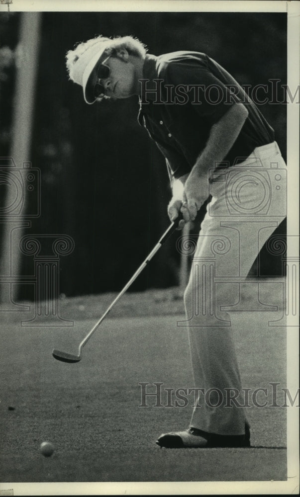 1974 Press Photo Pro golfer Tom Kite, Jr. watches his ball after putt.- Historic Images