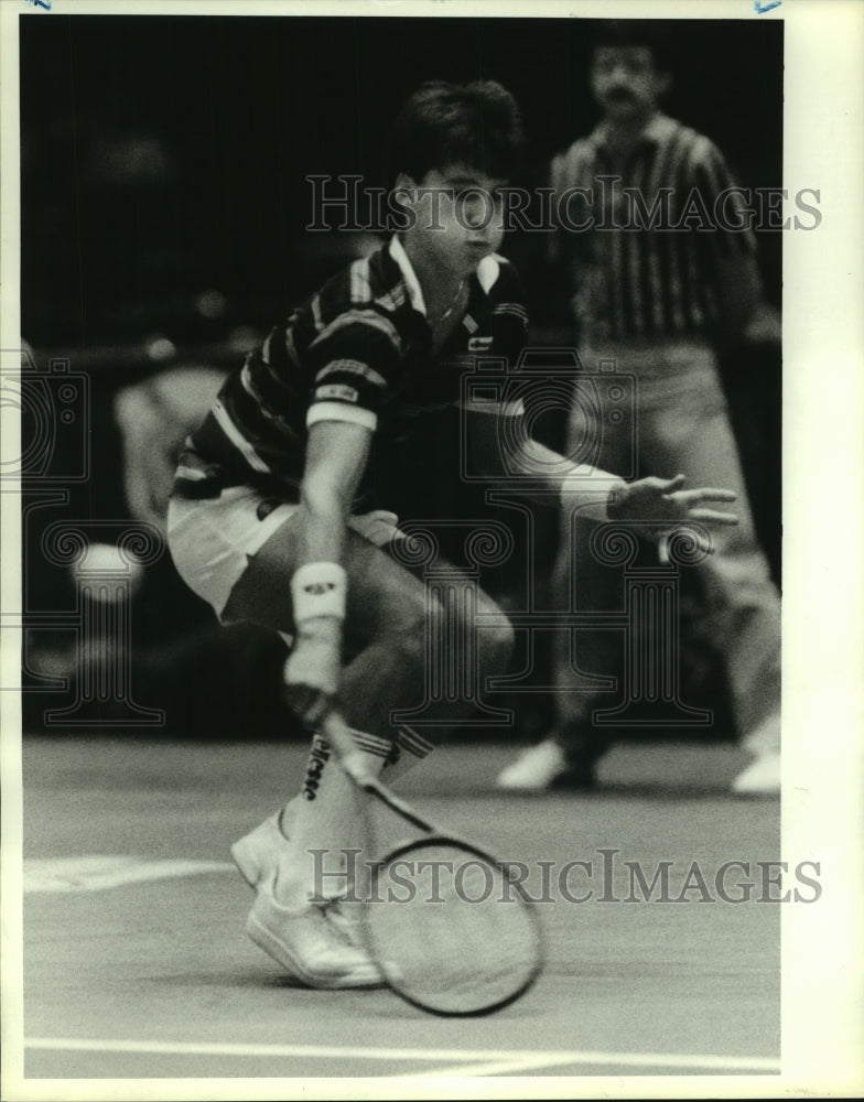 1986 Press Photo Pro tennis player Aaron Krickstein lunges for return in Houston - Historic Images