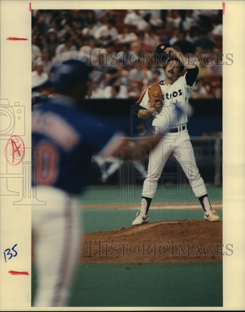 1989 Press Photo Houston Astros&#39; pitcher Bob Knepper wipes his brow after walk.- Historic Images