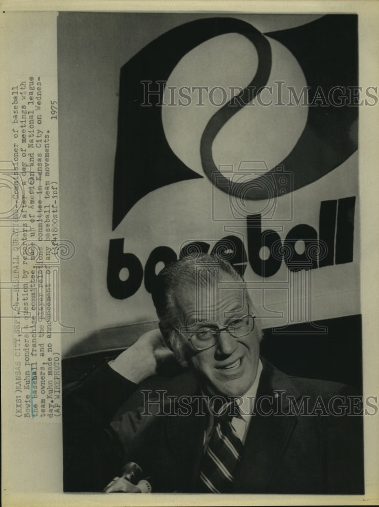 1975 Press Photo Baseball Commissioner Bowie Kuhn ponders at press conference. - Historic Images
