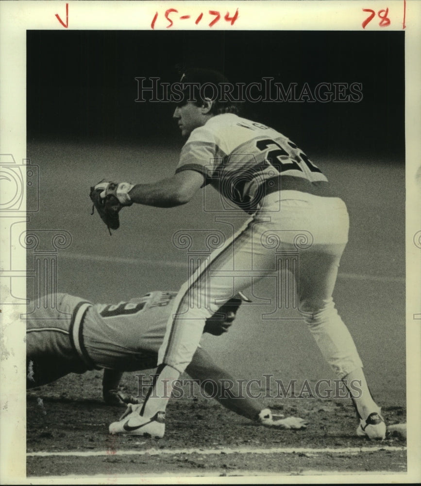 1983 Press Photo Braves&#39; Terry Harper dives safely as Astros&#39; Ray Knight covers. - Historic Images