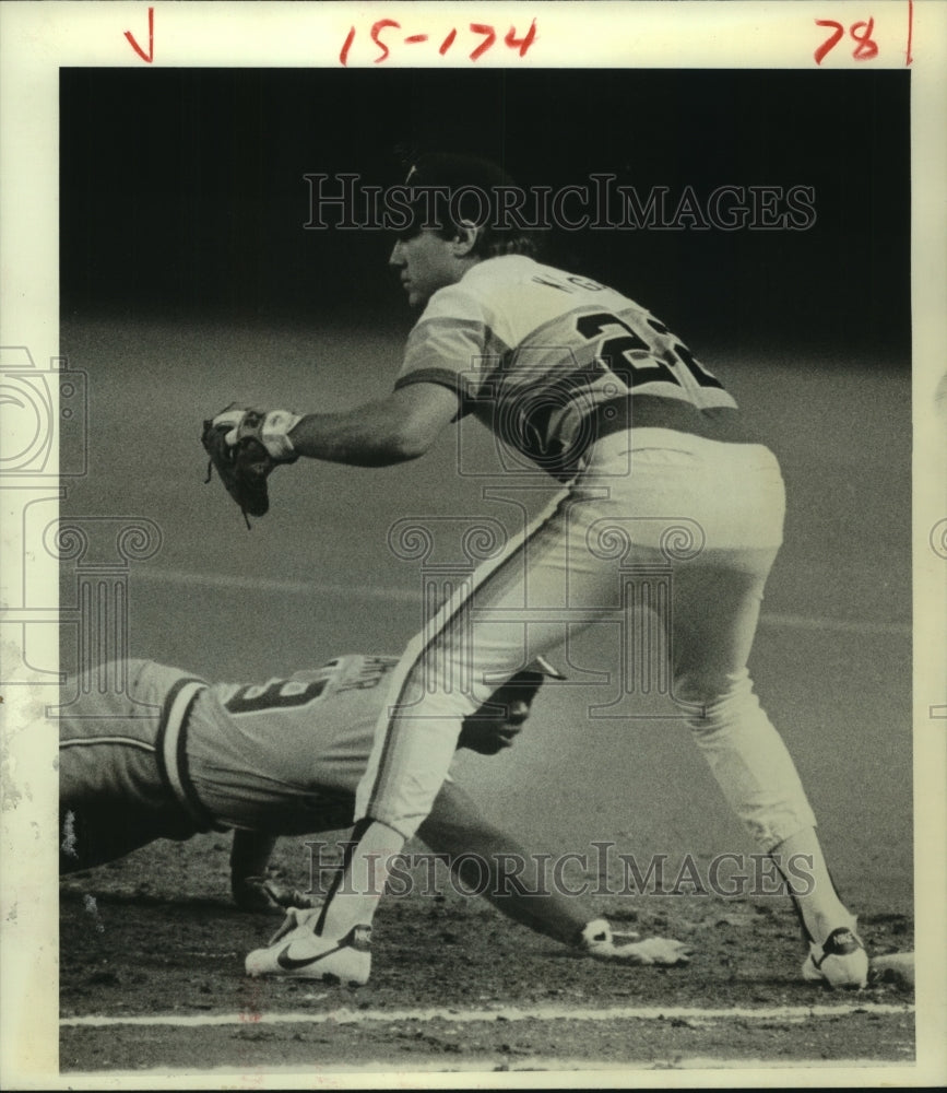 1983 Press Photo Braves' Terry Harper dives safely as Astros' Ray Knight covers. - Historic Images