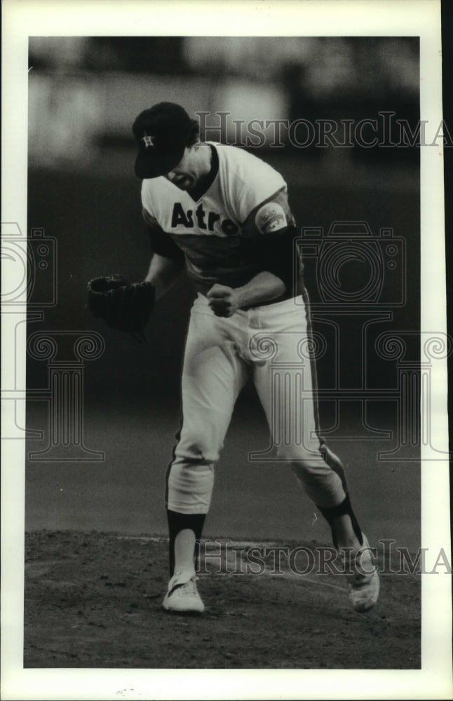 1986 Press Photo Astros&#39; pitcher Bob Knepper pumps fist after throwing strikeout - Historic Images
