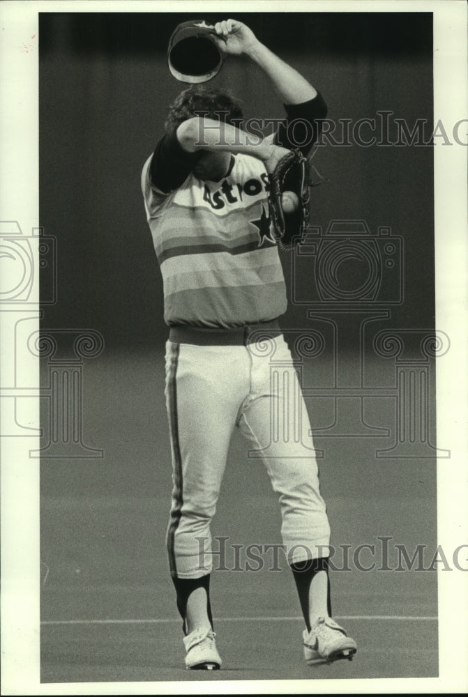 1986 Press Photo Astros' Bob Knepper wipes his forehead after giving up home run- Historic Images
