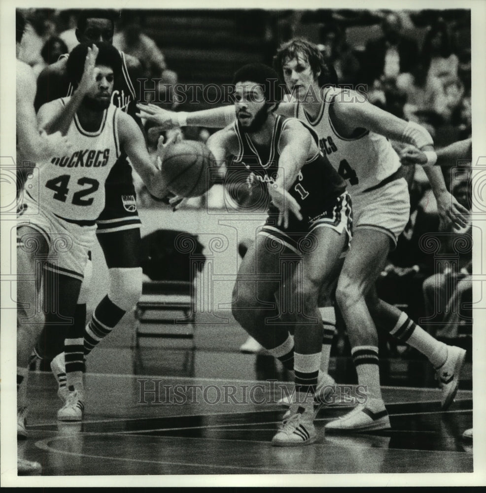 1977 Press Photo Houston Rockets&#39; Kevin Kunnert makes a large wall on defense. - Historic Images